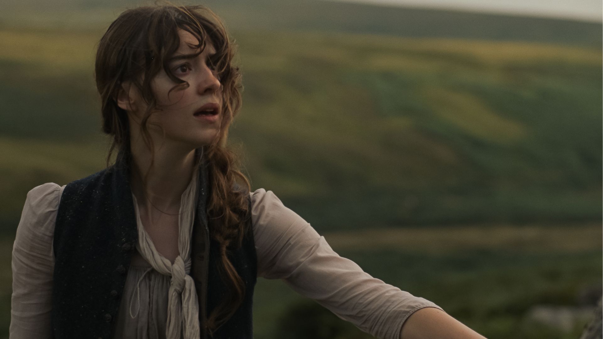 Filmbillede af Daisy Edgar-Jones i filmen Fornuft og følelse i Biografklub Danmarks filmprogram 2026/27