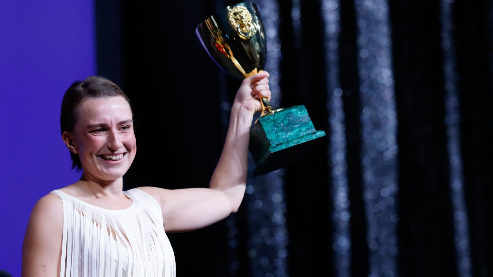 Billede af Mathilde Arcel med prisen for bedste kvindelige skuespiller til Venedig Film Festival for Biografklub Danmark-filmen 'Kvinde Ukendt'